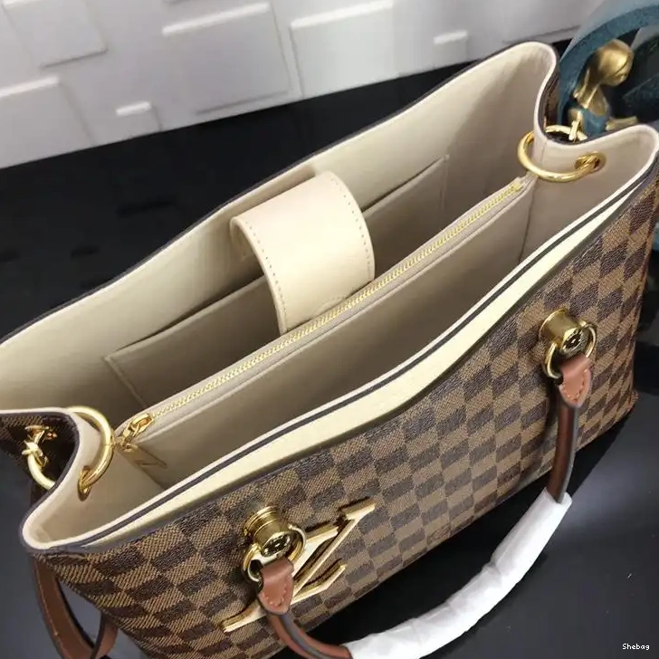 1906BL0066 LV Bags 0316